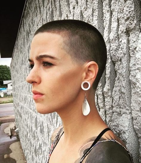 Buzz Cut Girls Who Inspire You to Cut Locks Dramatically Long Buzz Cut, Buzz Haircut, Buzz Cut Women, Shaved Hair Women, Buzz Cut Hairstyles, Half Shaved Hair, Buzzed Hair, Really Short Hair, Woman Shaving