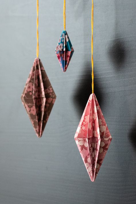 Origami Tree Decorations, Paper Ornaments For Christmas Tree, Origami Christmas Ornaments Tutorial, Diy Christmas Origami, Origami Christmas Tree Ornaments, Origami Christmas Ornaments Diy, Paper Ornaments Diy Kids, Origami Christmas Trees, Easy Origami Ornaments