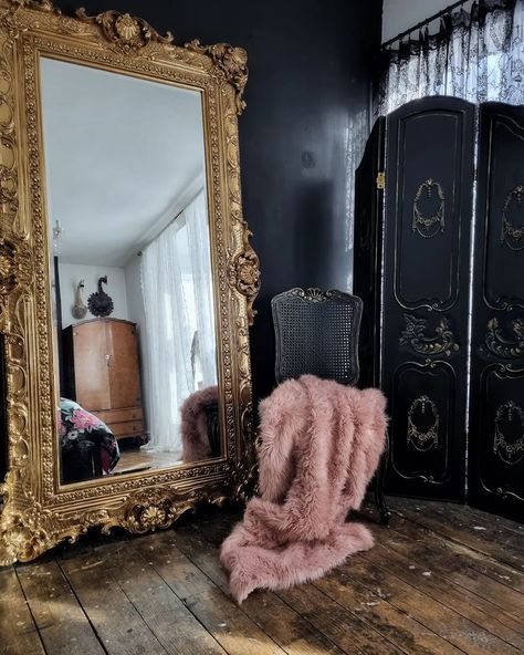 Leopard Print Interior Design, Changing Room Ideas, Dark Apartment Aesthetic, French Home Design, Esthetics Studio, Leopard Bedroom, French Lounge, Moody Bohemian, Leopard Decor