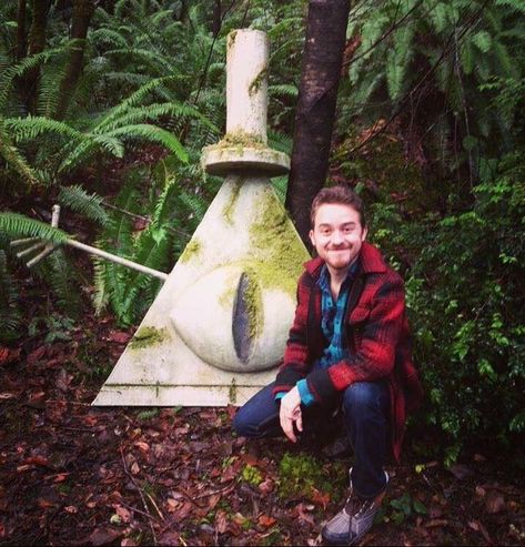 Alex with the Bill Cipher statue. Gravity Falls Wiki, Libro Gravity Falls, Dipper Y Mabel, Monster Falls, Alex Hirsch, Pocket Princess, Gravity Falls Funny, Pocket Princesses, Gravity Falls Bill