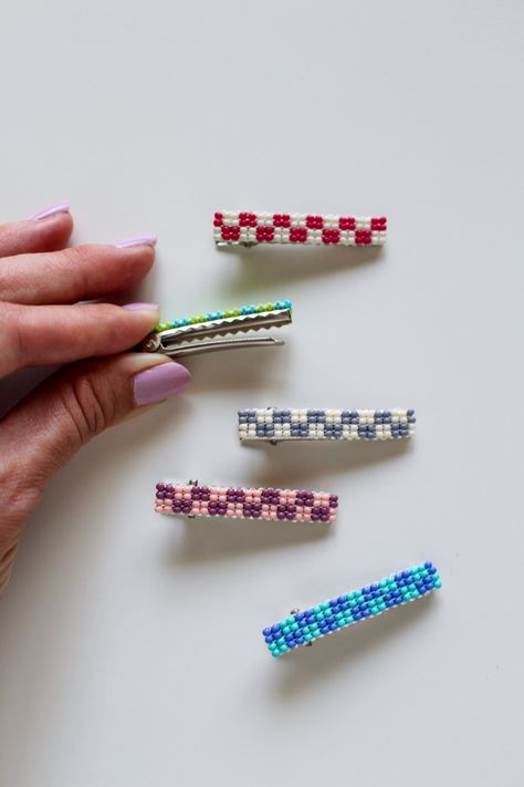 DIY Checkered Beaded Hair Clips — Entertain the Idea Beaded Hair Clips, Bead Hair Accessories, Square Stitch, Hair Clips Diy, Bead Weaving Tutorials, Beaded Hair, Beaded Earrings Tutorials, Beaded Earrings Diy, Brick Stitch Earrings