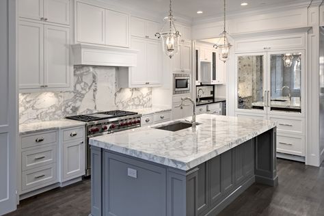 Bright white kitchen with carrara marble counters Desain Pantry Dapur, Modern Marble Kitchen, Model Dapur, Marble Kitchen Island, White Marble Kitchen, Desain Pantry, Gray And White Kitchen, Kabinet Dapur, Traditional Kitchen Design