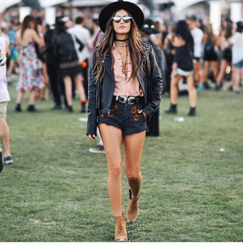 10 Festival Outfit Looks To Keep In Mind For Music Festival Season - Society19 Look Da Festival, Lollapalooza Outfit, Coachella 2016, Coachella Looks, Festival Mode, Look Con Short, Boho Mode, Look Festival, Fest Outfits