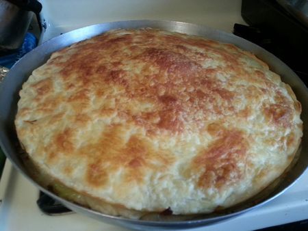 Albanian Byrek Albanian Cuisine, Burek Recipe, Pizza Pastry, Albanian Recipes, Macedonian Food, Eastern European Recipes, European Cuisine, European Food, Turkish Recipes