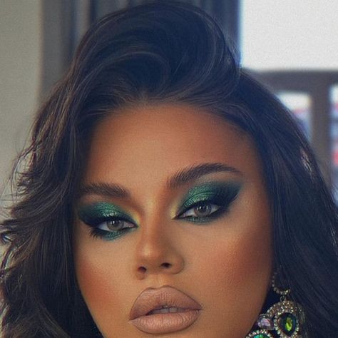 Green Smoky Eyes Makeup, Emerald Green Makeup, Hollywood Glamour Makeup, Teal Eye Makeup, Green Dress Makeup, Moms Makeup, Teal Eyeshadow, Green Eyeshadow Look, Usa Makeup