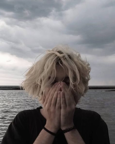 Matias Candia on Instagram: “oh 👏🏻 dios 👏🏻” Hommes Grunge, Blonde Hair Boy, Grunge Boy, Shot Hair Styles, Blonde Boys, 짧은 머리, Fluffy Hair, Hair Reference, Foto Inspiration