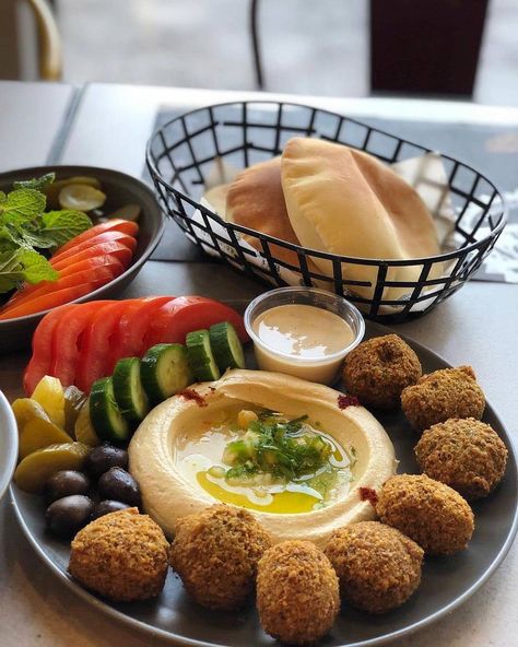 Falafel Breakfast, Falafel Aesthetic, Falafel Plate, Breakfast Table Ideas, Lebanese Breakfast, Food Set Up, Middle East Food, Falafel Recipe, Food Education