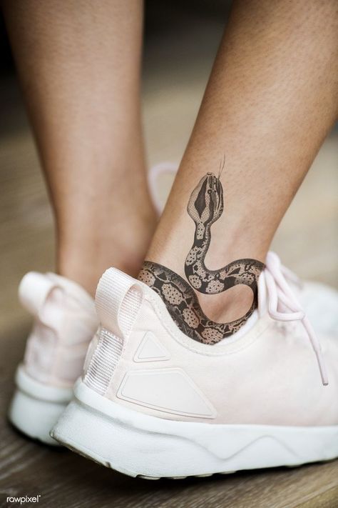 Tattoo Of A Woman, Snake Ankle Tattoo, Snake Tattoo Meaning, Cute Ankle Tattoos, Tatuagem Masculina Pequena, Foot Tattoos For Women, Snake Tattoo Design, Muster Tattoos, Delicate Tattoo