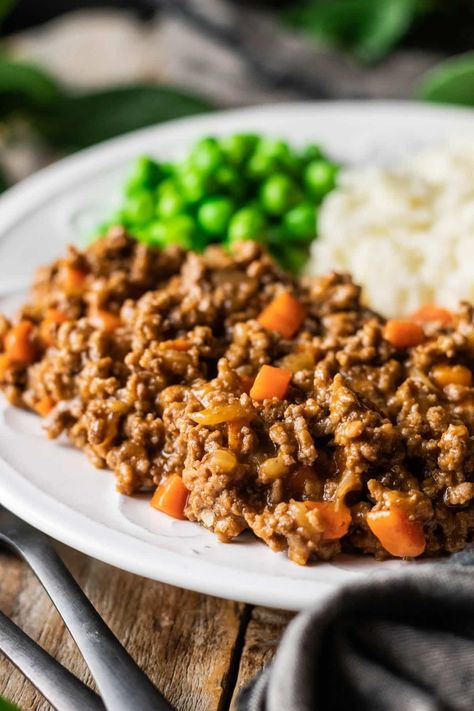 Scottish mince and tatties is an easy classic recipe that is incredibly delicious. Tender beef simmers in a rich brown gravy and is served with mashed potatoes. It's comfort food at its best! Mince And Tatties Recipe, Mince And Tatties, Scottish Dishes, British Recipes, Minced Beef, With Mashed Potatoes, Brown Gravy, Cottage Pie, Tender Beef