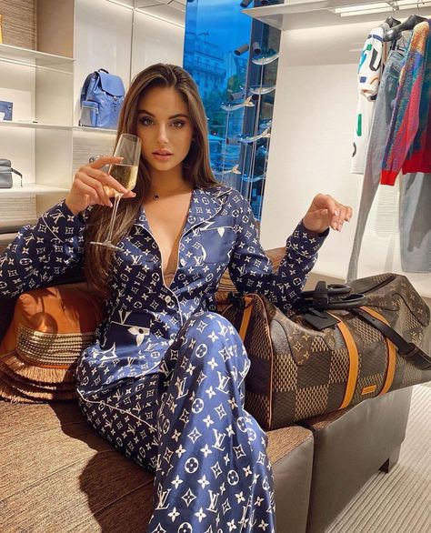 Ines Klara Fashion on Instagram: “Mood 🥂 @fashion__language 💕 Cr @carina” Louis Vuitton Clothes Women, Louis Vuitton Outfits Women, 00s Mode, Fake Designer Bags, Replica Designer Handbags, Designer Replica, Dior Handbags, Todays Outfit, Fashion Today