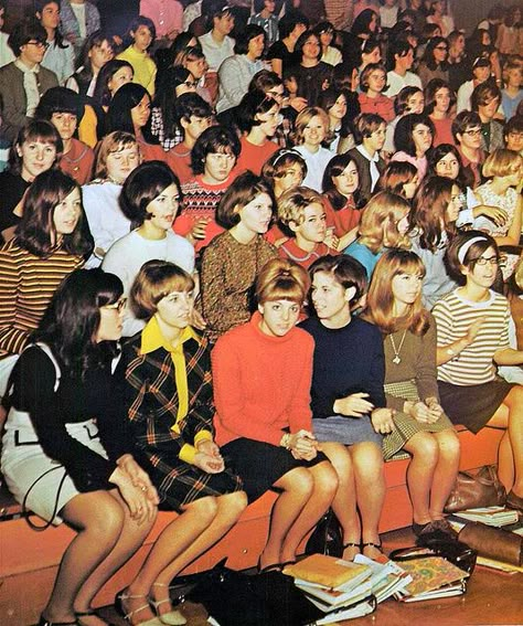 1968--school assembly- look at all those skirts.  No jeans.  Clean and combed hair.  This was everyday look.  This is how you dressed for school. Baby boomers time. School Assembly, School Assemblies, Mary Quant, Cartoon Photo, Vintage Memory, Baby Boomer, Photo Vintage, Vintage Glam, 1960s Fashion