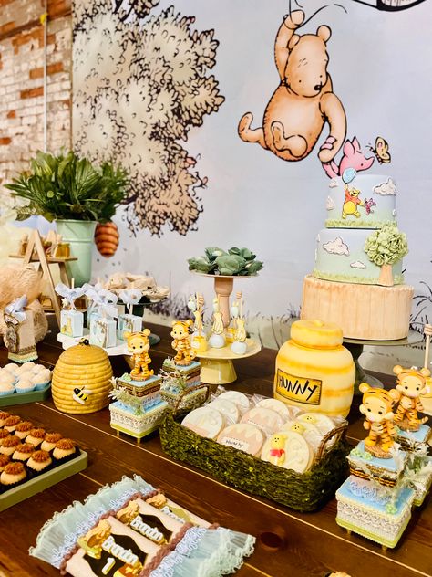 Winnie The Pooh First Birthday Centerpieces, Vintage Winnie The Pooh Dessert Table, Winnie The Pooh Baby Shower Ideas Table, Winnie The Pooh Baby Shower Table, Winnie De Pooh Baby Shower Ideas, Winnie The Pooh Dessert Table, Winnie The Pooh Centerpiece Ideas, Baby Shower Sweets, Winnie The Pooh Cake