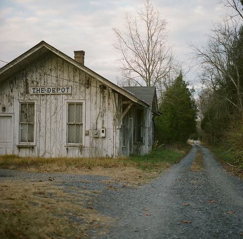 Prairie Gothic Aesthetic, Southern Gothic Aesthetic, American Gothic, Southern Gothic, Gothic Aesthetic, Abandoned Buildings, Abandoned Places, Small Towns, The Neighbourhood