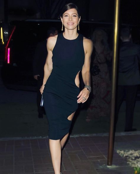 2,787 Likes, 62 Comments - CUSHNIE ET OCHS (@cushnieetochs) on Instagram: “The radiant #JessicaBiel hits her stride in sleek cutouts from #CeOSS17.” Jesica Biel, Gal Gabot, Jesse James, Elsa Hosk, Jessica Biel, Jessica Alba, Cutout Dress, Beautiful People, Celebrity Style