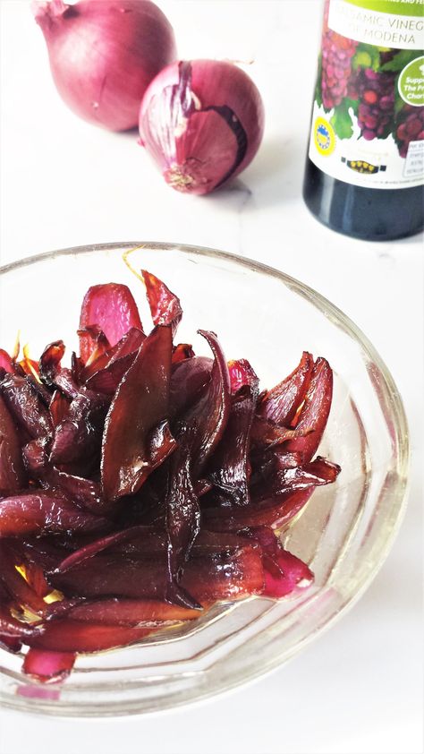 Caramelised Balsamic Red Onions Caramalised Onions, Red Onion Chutney, Caramelized Onions Recipe, Red Onion Recipes, Balsamic Onions, Balsamic Reduction, Onion Recipes, Vegan Appetizers, Picnic Food