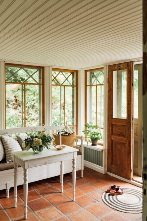 Sunroom Tile Floor, Sunroom Flooring Ideas, Cottage Sunroom, White Sunroom, Swedish Country House, Swedish Homes, Swedish Houses, Countryside Kitchen, Swedish Home