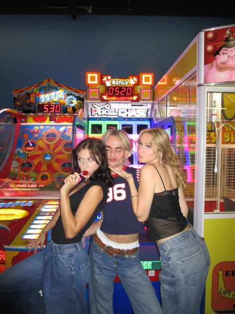 how to pose with friends Arcade Poses With Friends, Arcade Fits Aesthetic, Summer Arcade Outfits, Paparazzi Shoot Ideas, Picture Pose Ideas With Friends, Arcade Outfit Ideas Date, Arcade Photo Ideas, Arcade Pose Ideas, Arcade Instagram Pictures