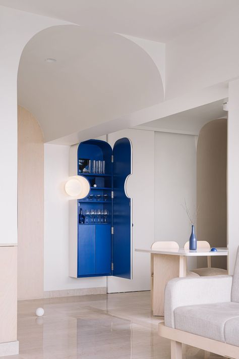 Ten residential interiors that are refreshed by splashes of blue Milano Interior Design, Cobalt Blue Decor, Geometric Chair, High Rise Apartments, Memphis Milano, Primary Colours, Family Apartment, Brick Facade, Design Del Prodotto