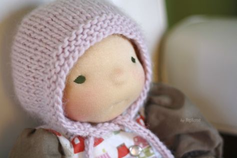 Simply Baby Bonnet, FREE knitting pattern by Fig&me Knitted Bonnet, Waldorf Dolls Clothes, Diy Dolls, Bonnet Pattern, Baby Knits, Crochet Bebe, I Cord, Knitted Wit, Baby Bonnet