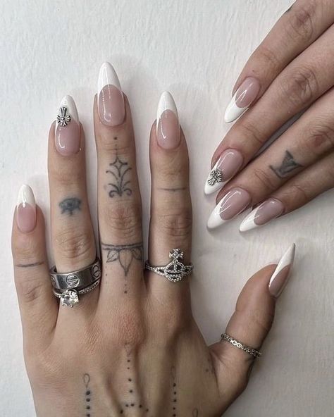 Elegant Almond Nails, Trendy Almond Nails, Euphoria Nails, Kutek Disney, Unghie Sfumate, Cross Nails, Grunge Nails, Girly Acrylic Nails, Casual Nails