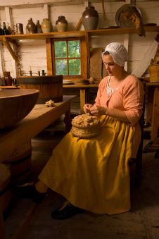 Colonial Life, 18th Century Clothing, Colonial Times, Colonial History, Farmer Wife, Colonial America, Homeschool History, Pennsylvania Dutch, Wood Worker