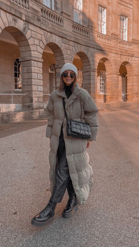 Padded Coat Outfit, Long Parka Outfit, Long Puffer Outfit, Puffer Coat Street Style, Padded Jacket Outfit, Beth Bartram, Long Jacket Outfit, Puffer Coat Outfit, Parka Outfit