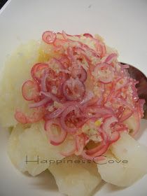 Happiness Cove...: Yuca Con Mojo - Cassava with Garlic & Onion Sauce Spanish Food Puerto Rican, Yuca Al Mojo, Yuca Recipes, Red Onion Recipes, Puerto Rican Cuisine, Trini Food, Puerto Rican Dishes, Puerto Rico Food, Latin American Food