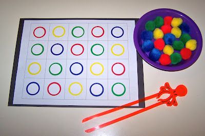 Pompom Tong Transfer, use the tongs (chopsticks) to place each pompom into a circle that is the same color as the pompom. Tot Trays, Preschool Centers, Montessori Practical Life, Preschool Colors, Preschool Fine Motor, Work Boxes, Tot School, Fine Motor Activities, Preschool Math