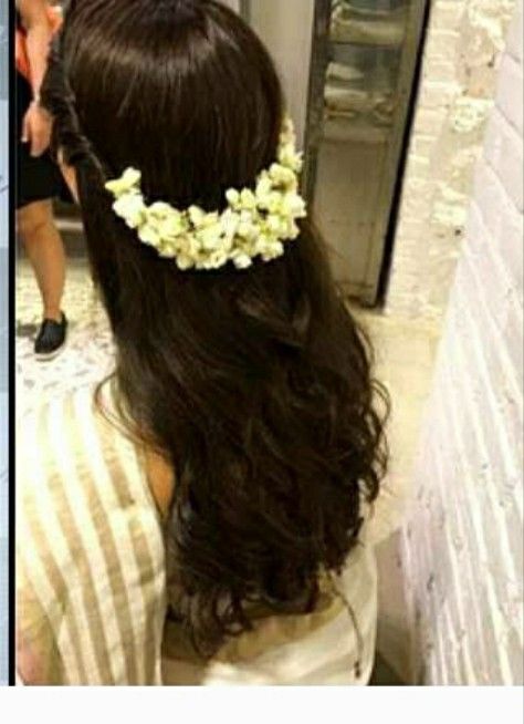 Hair With Jasmine Flowers, Jasmine Flower On Hair, Jasmine Flower Hairstyle For Saree, Hairstyle With Jasmine Flower, Mullapoo Hairstyles Kerala, Jasmine Flower Hairstyle, Jasmine Hairstyle, Desi Hairstyles, Minimal Hairstyle