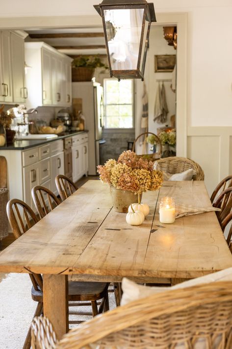 Fall table French Kitchen Ideas, Rustic Farmhouse Dining Room Decor, Cottage Kitchen Table, Cozy Country Home, 1920 Farmhouse, Simple Homemaking, Country Table Decor, Country Kitchen Table, Cottage Dining Room