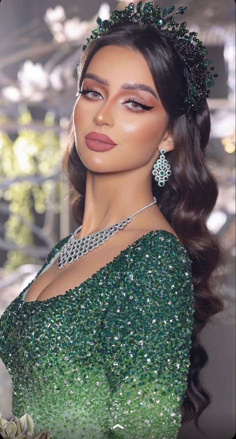 Arabic Hairstyles, Prom Eyes, Bridal Accesories, Wedding Hair Trends, Wedding Hairstyles And Makeup, Mother Of The Bride Hair, Bridal Hair Buns, Curly Hair Styles Easy, Hairdos For Curly Hair