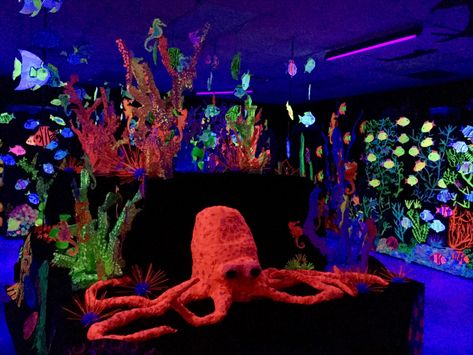 Student black light art installation elementary school kids Ocean Lessons, Vbs Ocean Theme, Black Light Room, Elementary Art Classroom, Under The Sea Decorations, Light Art Installation, Black Paper Drawing, Jr Art, Sea Decor