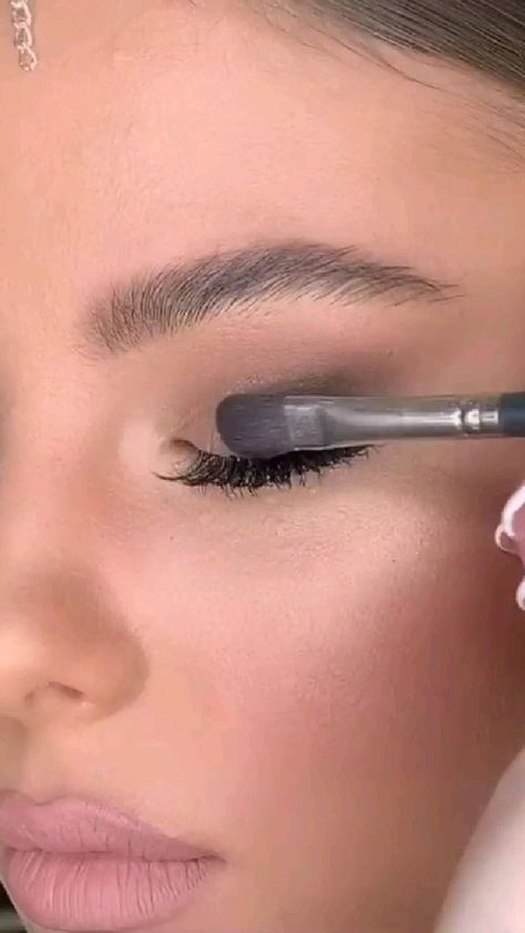 #makeup #beauty #makeupartist #fashion #love #mua #photography #makeuptutorial #beautiful in 2022 | Eye makeup, Simple makeup, Makeup tutorial Machiaj Smokey Eyes, Artist Tips, Smokey Eye Tutorial, Eye Makeup Techniques, Makeup Tutorial Eyeliner, Makeup Artist Tips, Eye Makeup Pictures, Face Makeup Tips, Smink Inspiration