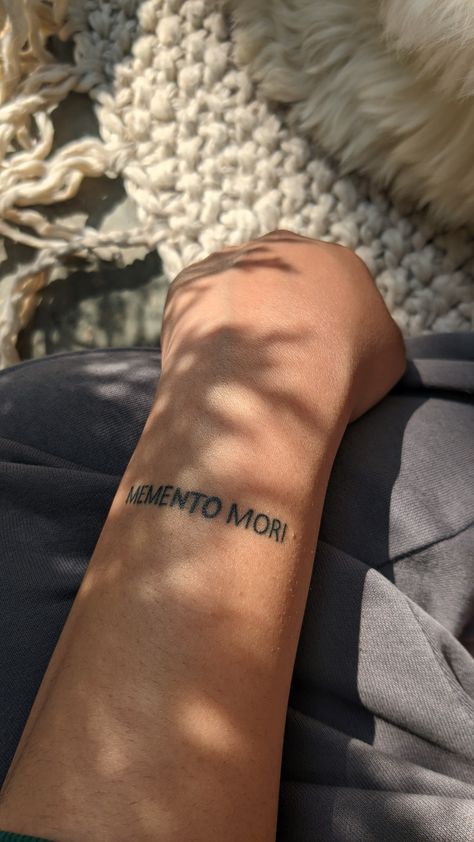 Tattoo #tattoo Momento Vivere Tattoo, Memento Mori Tattoo, Font Tato, Eyebrow Tutorial, Tattoo Fonts, Tattoo Lettering, Above Knee, Get A Tattoo, Memento Mori