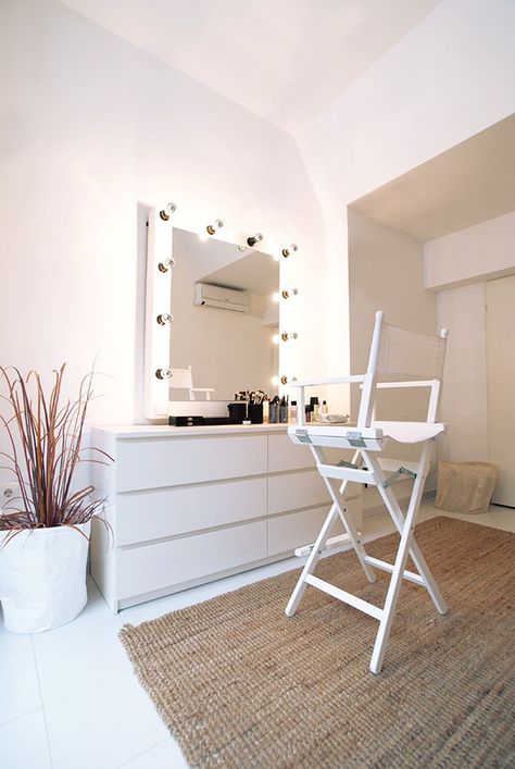 White studio Makeup Studio Decor Beauty Room, Makeup Station Salon, Makeup Studio Decor Interior Design, Home Makeup Studio, Makeup Studio Ideas, Make Up Salon, Makeup Studio Decor, Make Up Studio, Studio Makeup