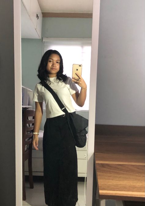 white shirt + black maxi / long skirt + uniqlo oversized drawstring bag Black Straight Skirt Outfit, Uniqlo Drawstring Bag Outfit, Maxi Skirt With Tshirt, Uniqlo Drawstring Bag, Uniqlo Bag Outfit, Oversized Top Outfit, Ribbed Skirt Outfit, Straight Skirt Outfits, Skirt With Tshirt