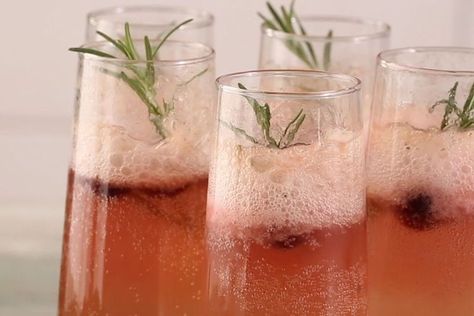 Holiday Mimosas to Make in An Ice Cube Tray Prosecco Float, Thanksgiving Drinks Non Alcoholic, Thanksgiving Recipes Drinks, Orange Juice Cocktails, Prosecco Drinks, Thanksgiving Cocktail, Gin And Prosecco, Rosemary Syrup, Float Recipes