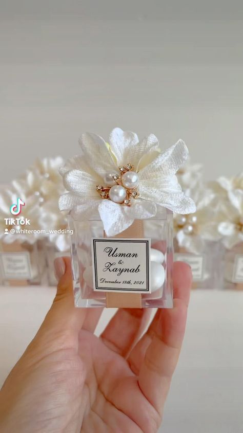 Wedding Guest Gifts Party Favors, Wedding Chocolate Decoration, Handmade Party Favors, Candy Gifts Diy, Wedding Gift Pack, Handmade Favors, Creative Wedding Gifts, Bridal Gift Wrapping Ideas, Handmade Wedding Favours