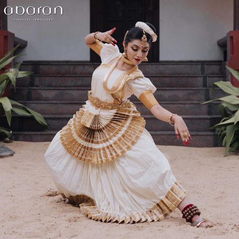 Mohiniyattam Aesthetic, Mohiniyattam Poses, Mohiniattam Dance, Mohiniyattam Dance, Dance Forms Of India, Manga Tips, Indian Classical Dancer, Dance Forms, Bharatanatyam Poses