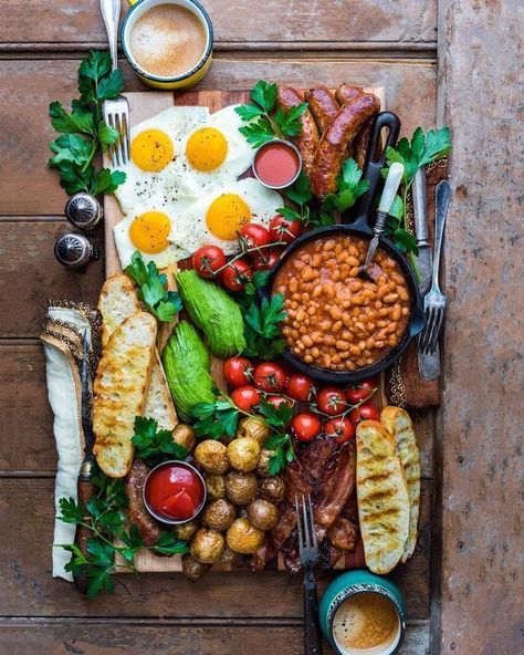 Trending Now: 25+ The Most Epic Grazing Table Ideas | momooze Menu Sarapan Sehat, Breakfast Platter, Dessert Platter, Breakfast Party, Grazing Tables, Food Platters, Food Presentation, Iftar, Breakfast Brunch