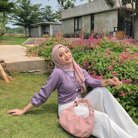 Ootd Purple Outfit Hijab, Purple Style Outfit Hijab, Lilac Outfit Hijab, Picnic Outfit Hijab, Purple Hijab Outfit, Hijabi Wardrobe, Purple Hijab, Purple Outfit, Street Hijab Fashion