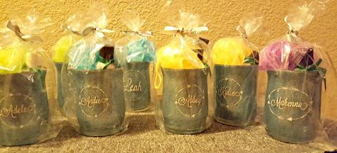 DIY 13th birthday party favors Teen Party Favors, Desserts For Parties, Birthday Teen, Simple Wedding Favors, Sweet 16 Party Favors, Food Wedding Favors, Makeup Gifts, Homemade Wedding Favors, Wedding Favours Luxury