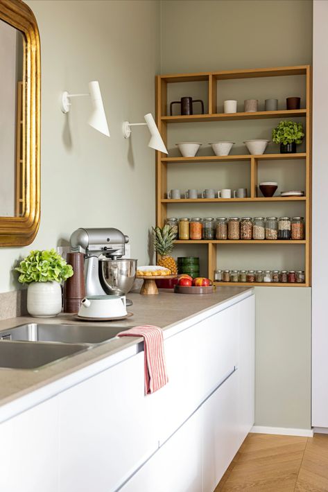 Corner Kitchen Tables, Green Kitchen Walls, Model Dapur, Wooden Soap Dish, Corner Kitchen, Stylish Wall Decor, Small Apartment Kitchen, Kitchen Wall Cabinets, Minimal Kitchen