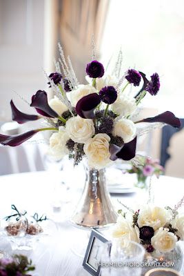 flower arrangement Art Deco Wedding Centerpieces, Purple Calla Lilies Wedding, October Wedding Colors, Purple Wedding Centerpieces, Winter Wedding Table, Winter Wedding Centerpieces, Purple Calla Lilies, Calla Lily Wedding, Lily Wedding