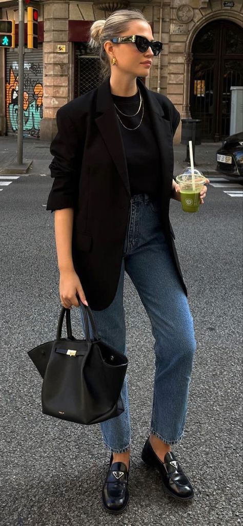 Street Style 2023 Fall Polished Outfits, 30 Aesthetic, Minimalism Clothes, Women Looks, Street Style 2023, Networking Outfit, Aesthetic Business, Classy Business Outfits, Elegant Classy Outfits