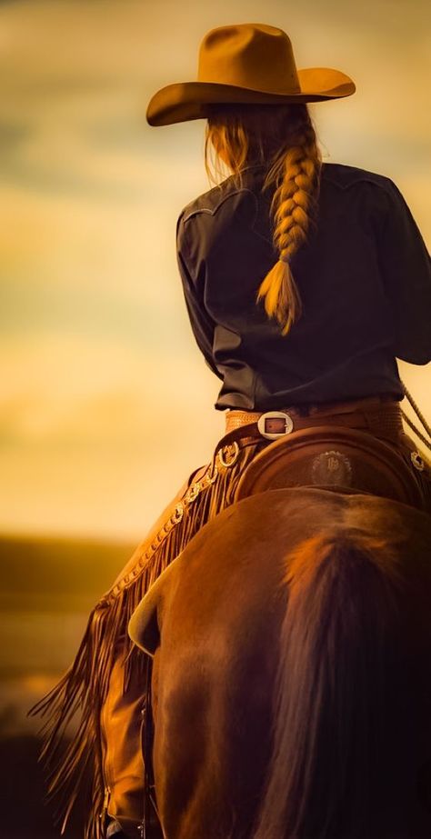 Rancho Aesthetic, Western Photoshoot Ideas, Marketing Pictures, Ranch Girl, Horse Photoshoot Ideas, Equine Photography Poses, Cowgirl Photography, Horse Senior Pictures, Equestrian Pictures