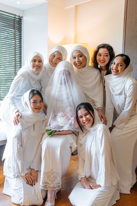 Wedding Photography Poses Bridal Party, Melayu Wedding, Malaysian Wedding, Muslim Wedding Photos, Bridesmaid Poses, Muslim Wedding Photography, Bridesmaid Photoshoot, Muslimah Wedding, Pre Wedding Photoshoot Outfit