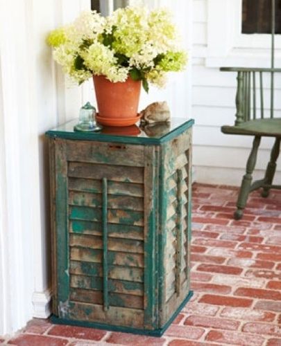 These old weathered shutters were transformed into a unique side table with nothing more than art canvas stretchers to provide framing; screws to secure shutters to stretchers; and a wood tabletop covered with glass. You can follow a step-by-step to make one of your very own at Good Housekeeping.http://www.goodhousekeeping.com/home/crafts/how-to-build-a-table Shutter Table, Shutter Decor, Build A Table, Diy Shutters, Diy Side Table, Old Shutters, Window Shutters, Décor Diy, Cheap Diy