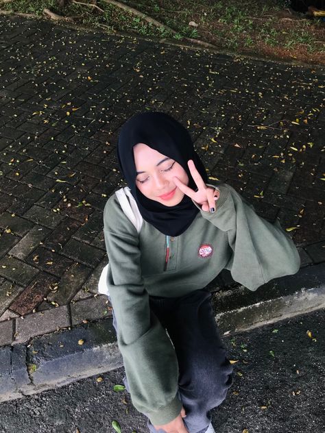 Raya Pose, Hijab Fashion Inspiration Instagram, Malaysia Girl, Malay Girl, Hijab Teen, Muslimah Outfit, Malaysia Airlines, Hijab Aesthetic, Casual Hijab