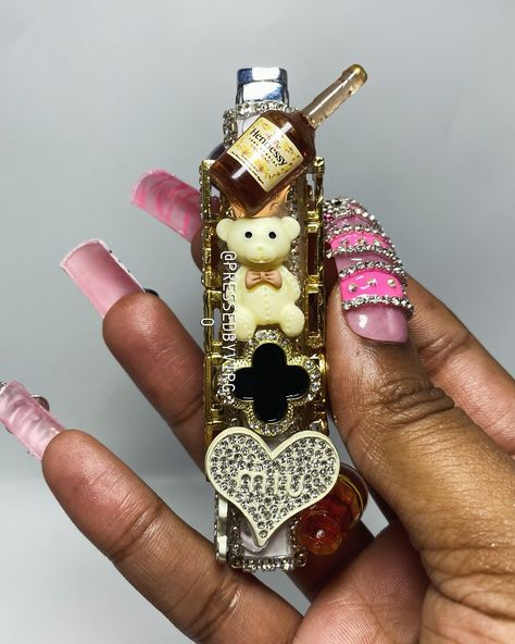 “HENNY TINGS” 🍯🥃 🔥 reusable junk ignit-HER lighter LIMITED SUMMER EDITION Available (made to order) and (PRE-ORDER) now at pressedbyvirgo.com COMMENT “LIT”🔥 for the link 🔗 or shop category All ACCESSORIES located on our Site !! #pressonnails #nails #nailart #pressonnaillovers#nailsofinstagram #pressons #pressonnailsforsale #nailsonfleek or#nailsoftheday #gelnails #pressonnailset #acrylicnails #coffinnails #longnails #nailtech #naildesigns#nailporn #fakenails #nailinspo #customnails #ex... Bling Phone Cases Diy, Bling Phone Cases, Badass Aesthetic, Cases Diy, Diy Phone Case, Nails On Fleek, Nail Tech, Nails Nailart, Fake Nails